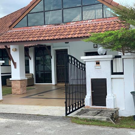 Villaparadise Homestay Batu Pahat Exterior foto